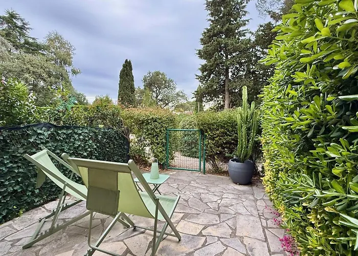 Bastidon, Front De Jardin Parking, Raphael *